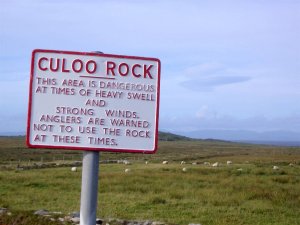Warnschild am Culoo Rock auf Valentia Island